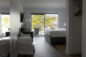Pillow-top beds, desk, iron/ironing board, free WiFi - Tofino Resort & Marina (Tofino)