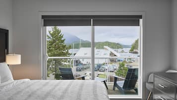 Suite, 1 letto queen con divano letto (Partial Marina View) | 1 camera, materassi a doppio strato, una scrivania, ferro/asse da stiro