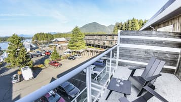 Suite, 1 letto queen con divano letto (Partial Marina View) | Vista dalla camera