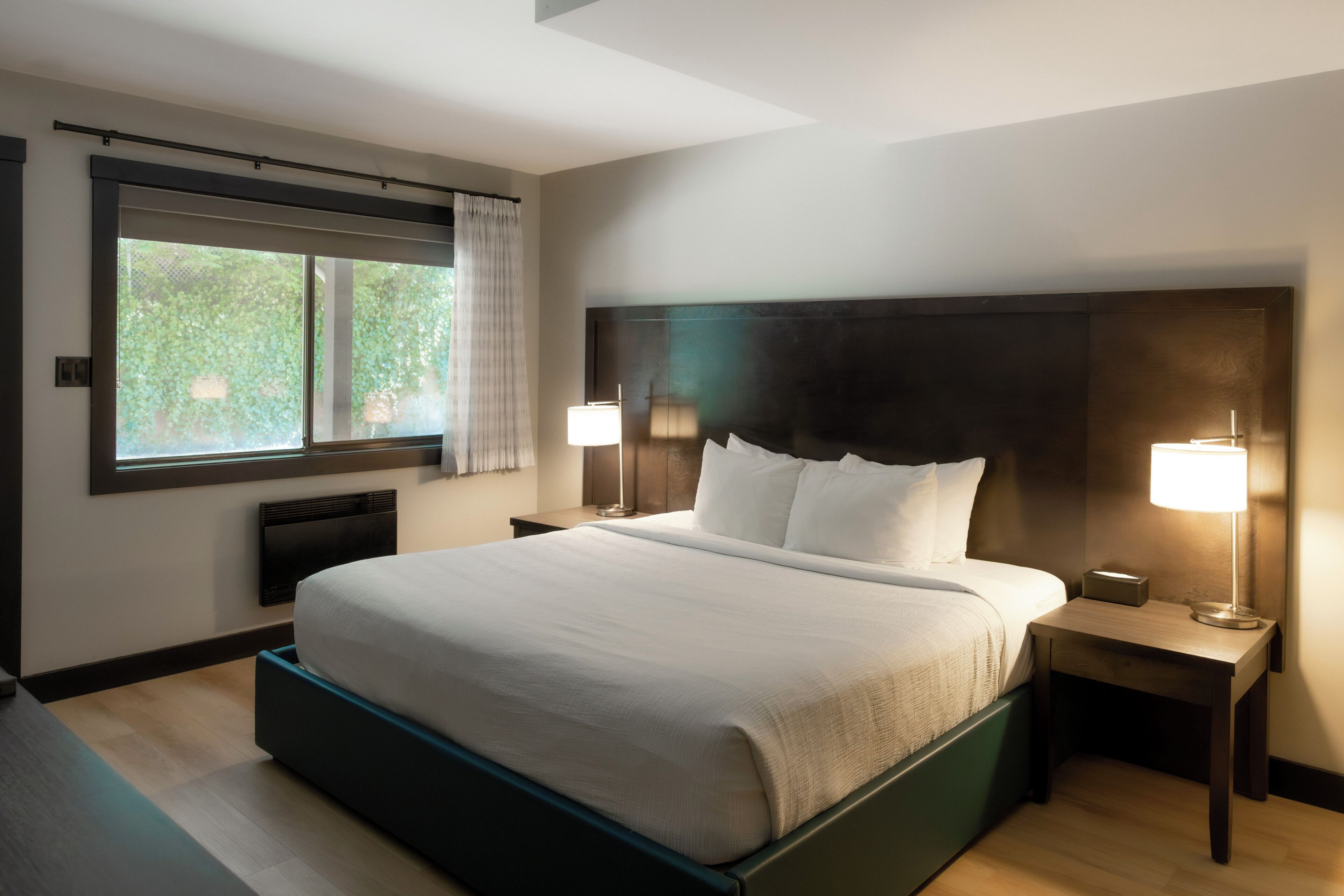 Habitación estándar, 1 cama de matrimonio grande (No View) | Colchones con acolchado adicional y escritorio