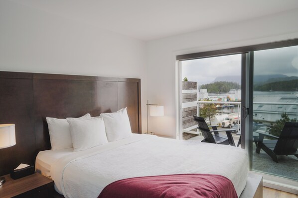 Camas con pillow-top, escritorio y tabla de planchar con plancha 