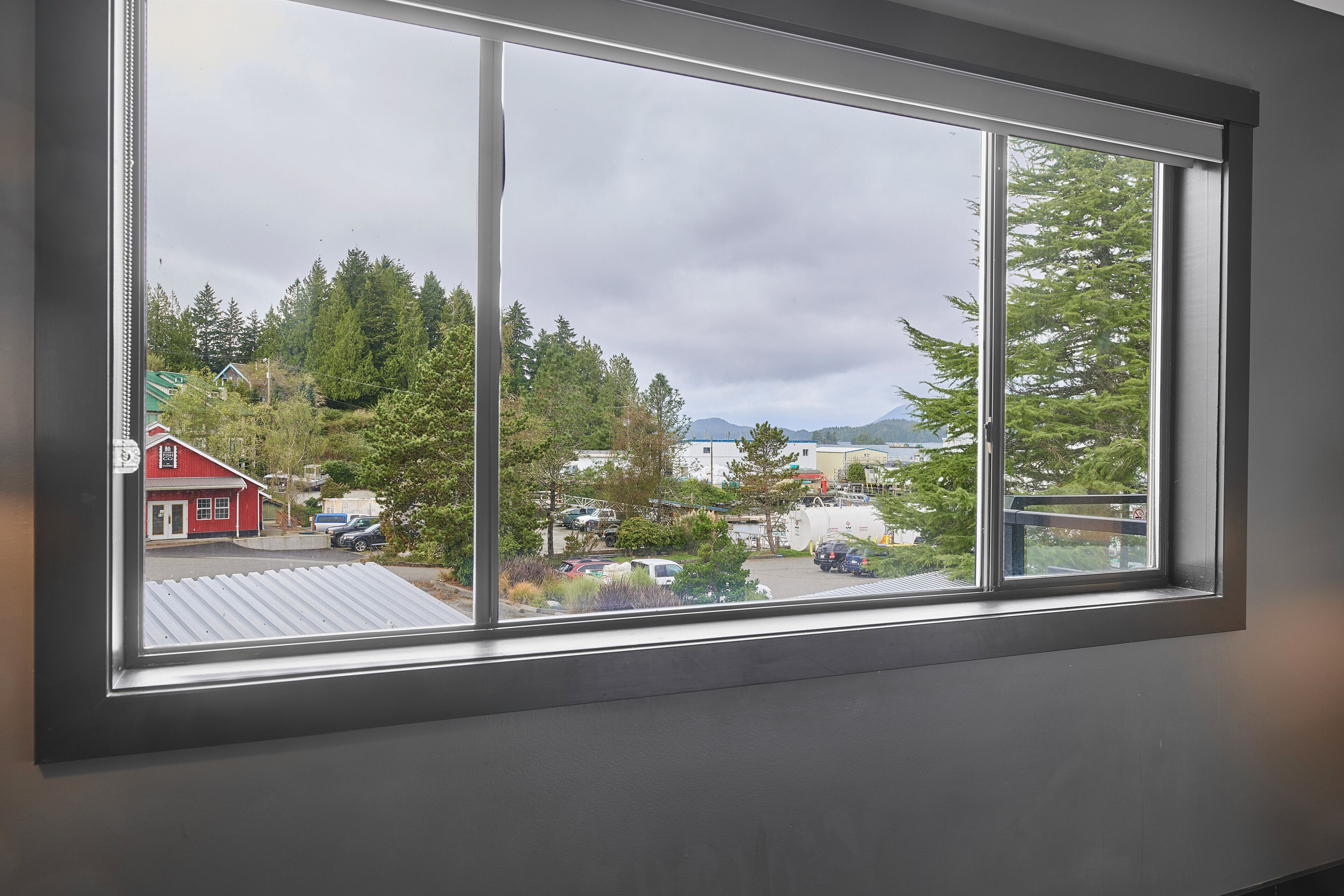 standard room, 1 queen bed | 1 bedroom, pillow-top beds, desk, iron/ironing board