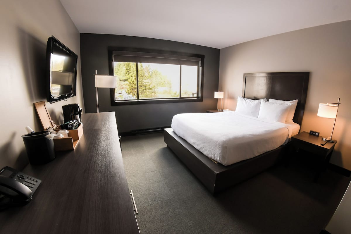 Standaard kamer, 1 queensize bed | 1 slaapkamer, pillowtop-bedden, een bureau, een strijkplank/strijkijzer
