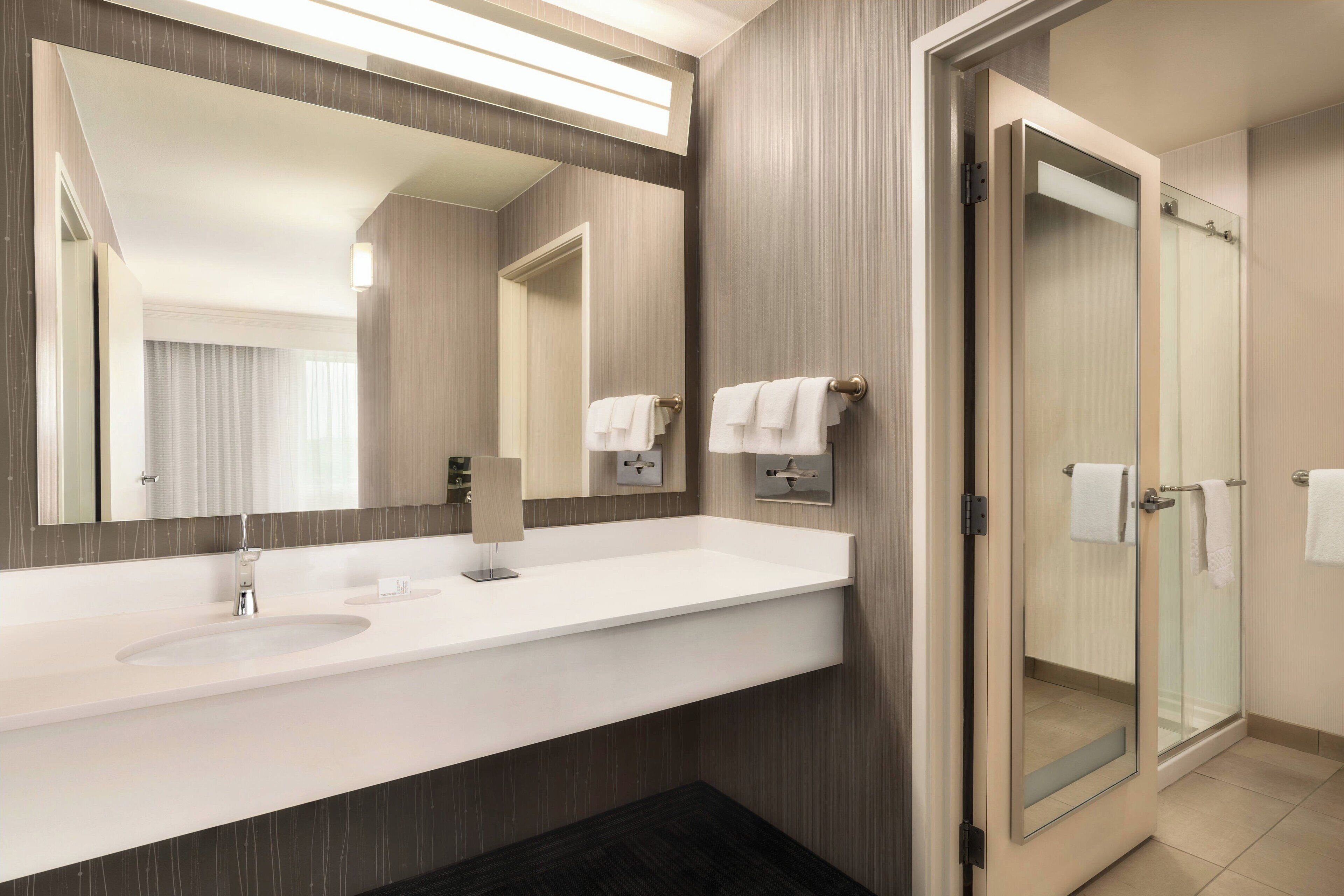 suite, 1 king bed with sofa bed | bathroom | combined shower/bathtub, free toiletries, hair dryer, towels
