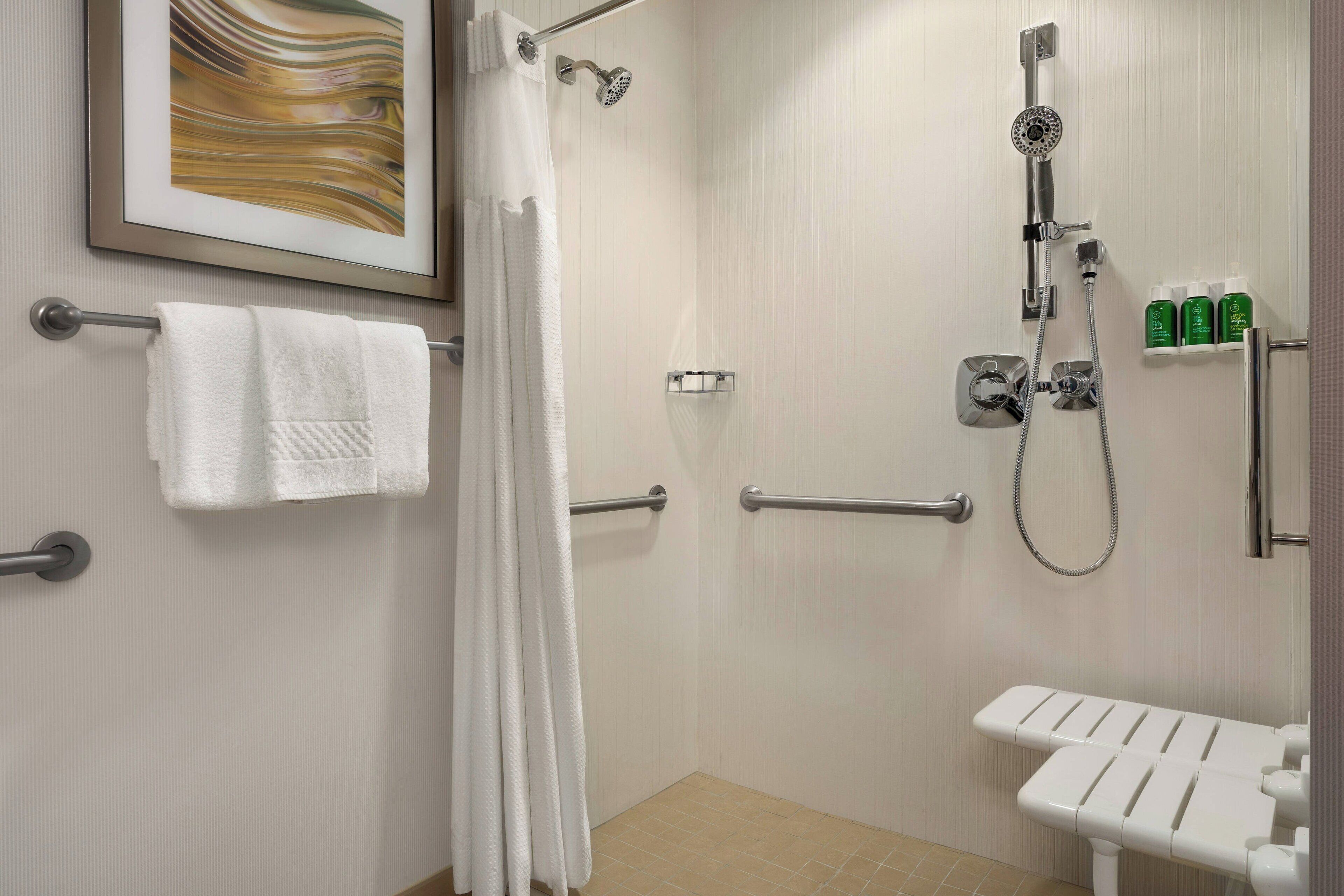 room, 1 king bed | bathroom | combined shower/bathtub, free toiletries, hair dryer, towels
