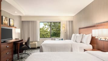 Una scrivania, tende oscuranti, ferro/asse da stiro