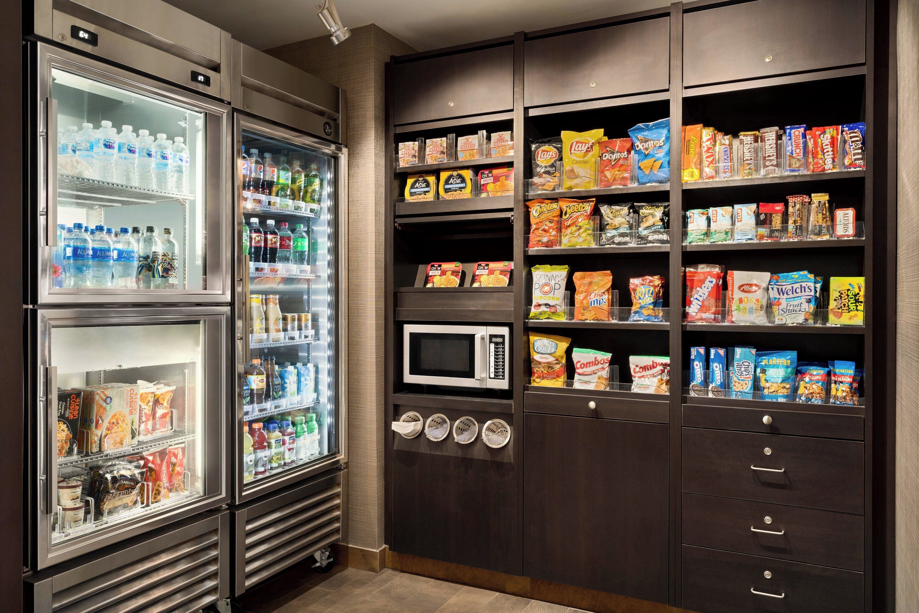 Zona autoservicio de refrigerios y bebidas, con bebidas frías y microondas.
