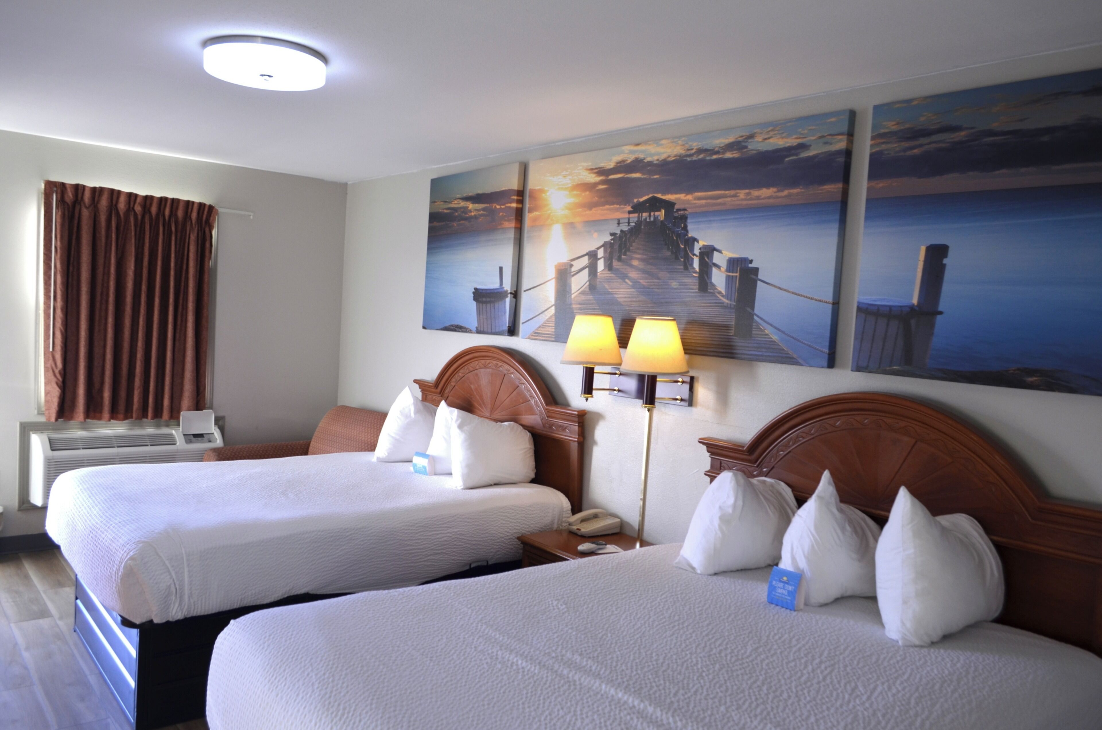 Hypoallergeen beddengoed, een bureau, een laptopwerkplek