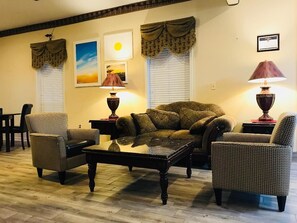 Lobby lounge - Days Inn by Wyndham Trumann AR (Trumann)
