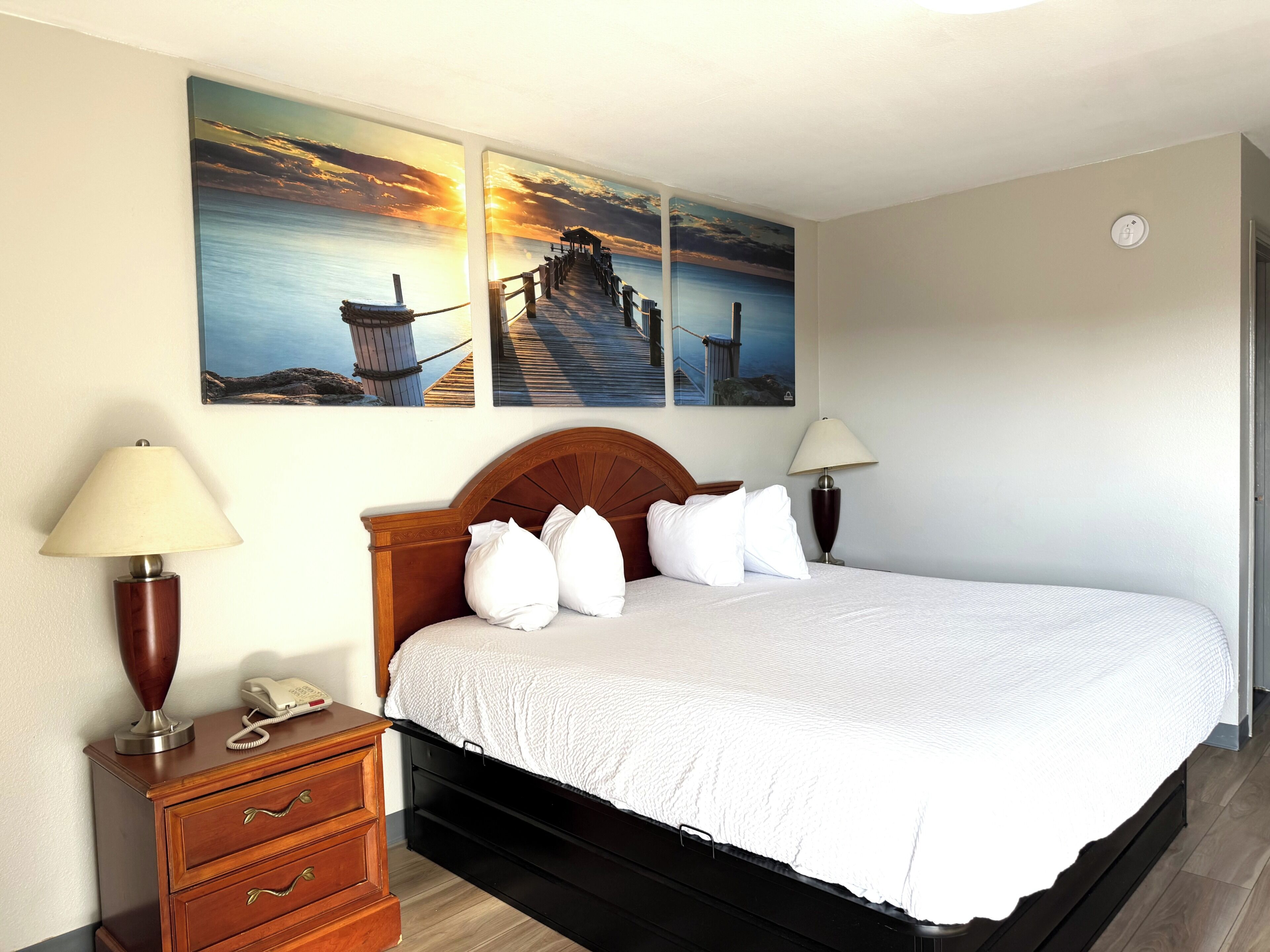 Hypoallergeen beddengoed, een bureau, een laptopwerkplek