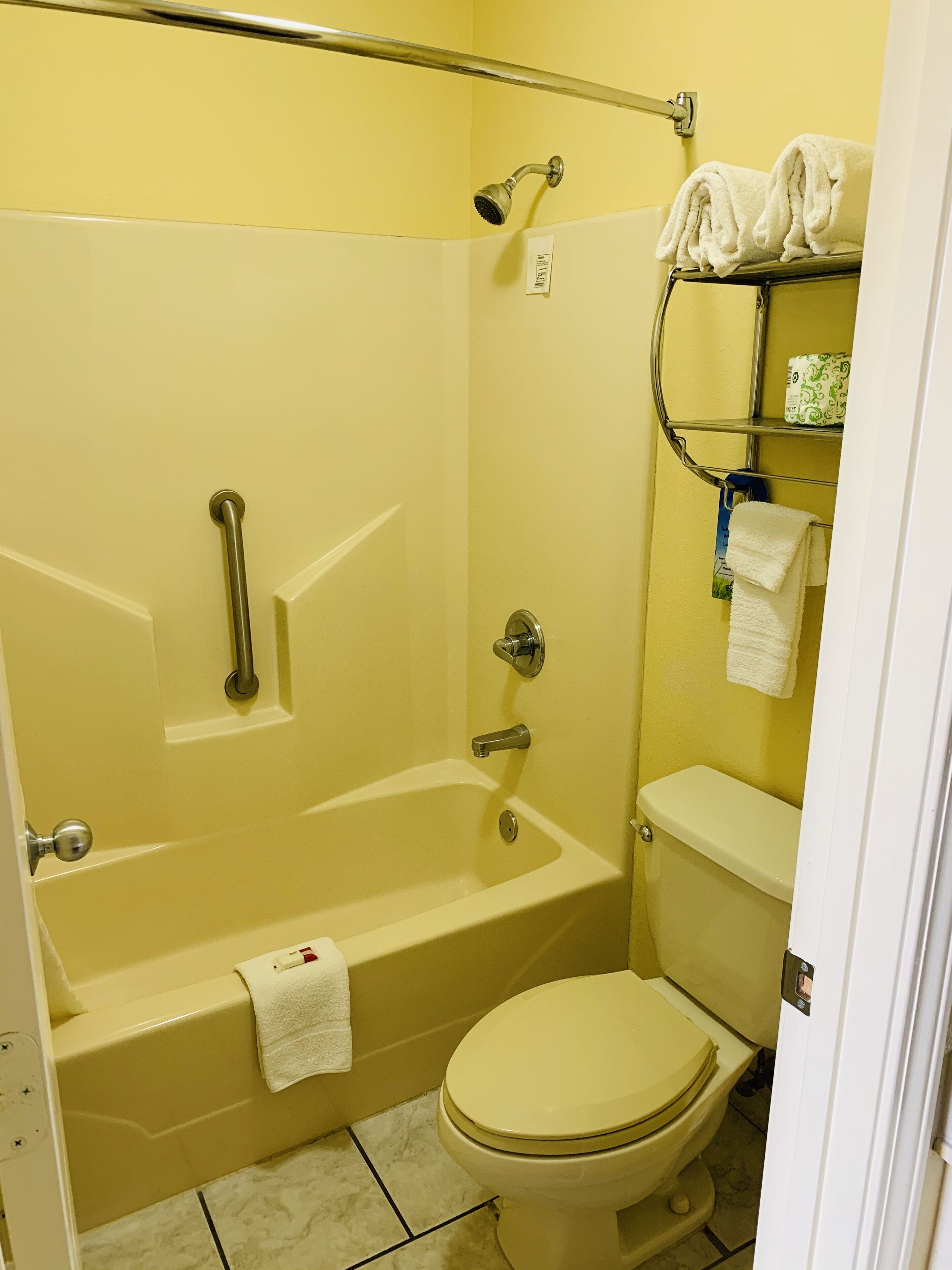 Un baño con bañera, inodoro y ducha.