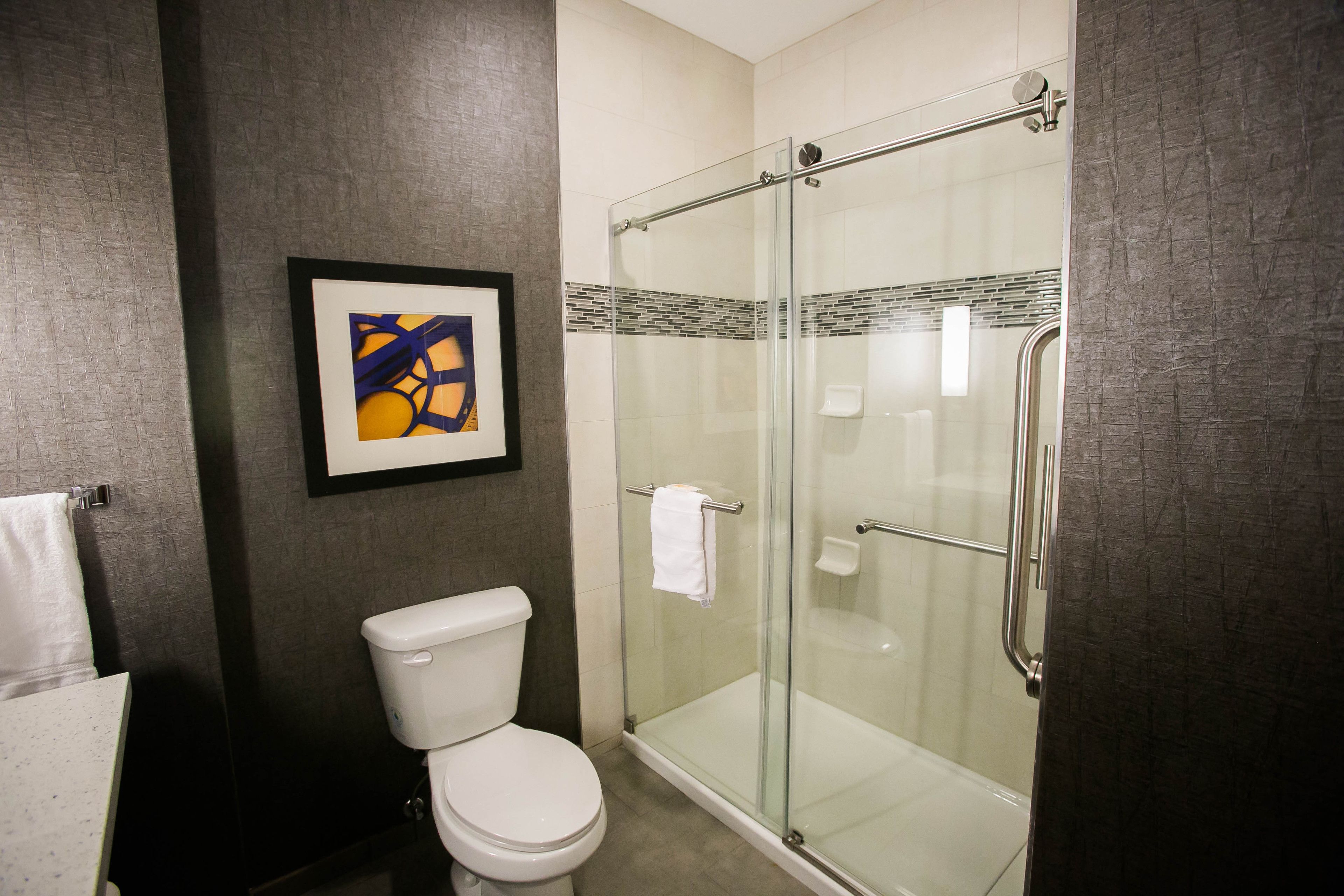 Combined shower/tub, spring water tub, free toiletries, hair dryer