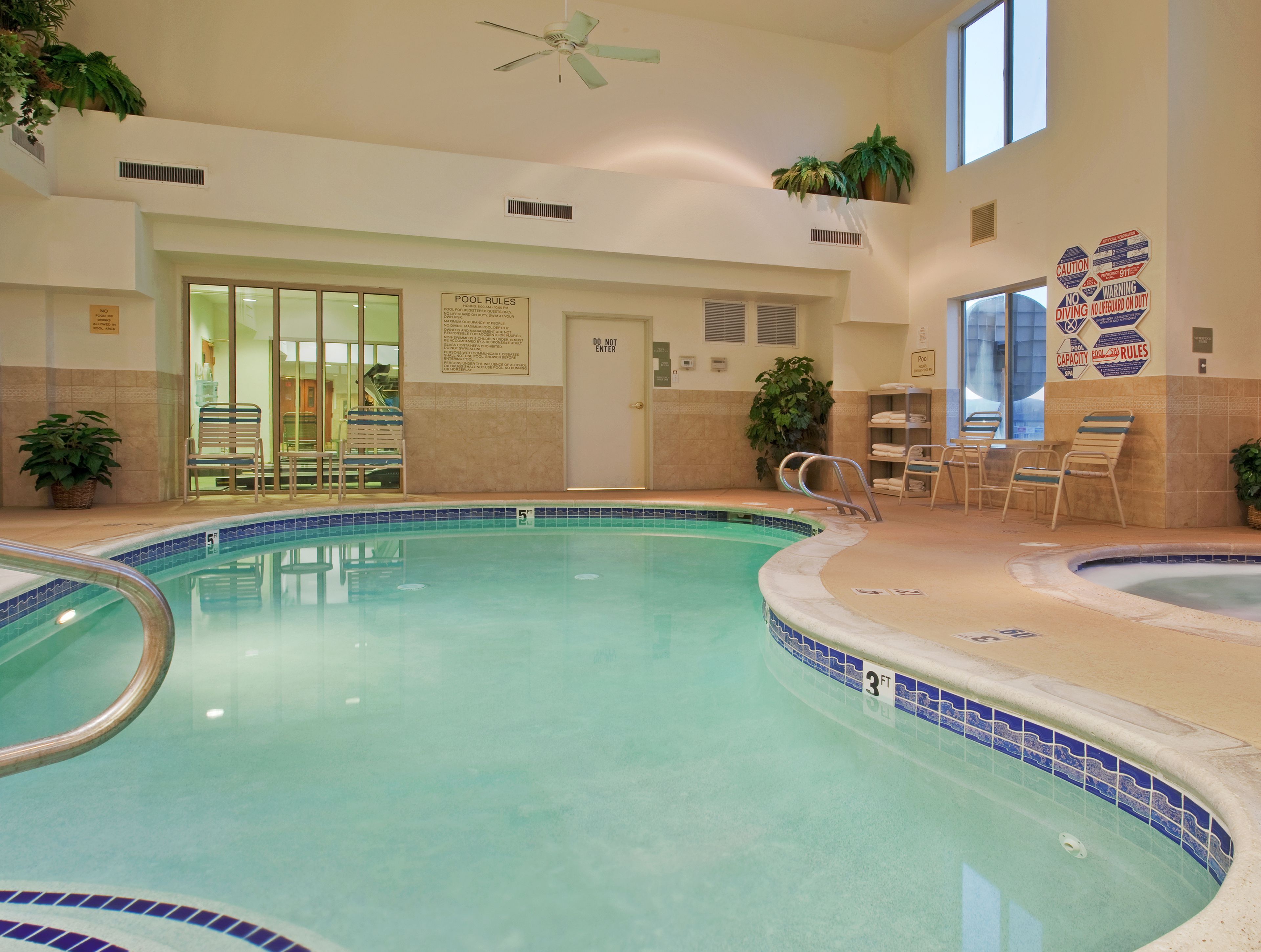 สระว่ายน้ำในร่ม