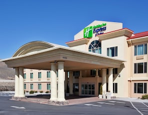 A Holiday Inn Express hotel with a covered entrance, columns, and a clear sky. - Holiday Inn Express & Suites Carson City by IHG (Carson City)