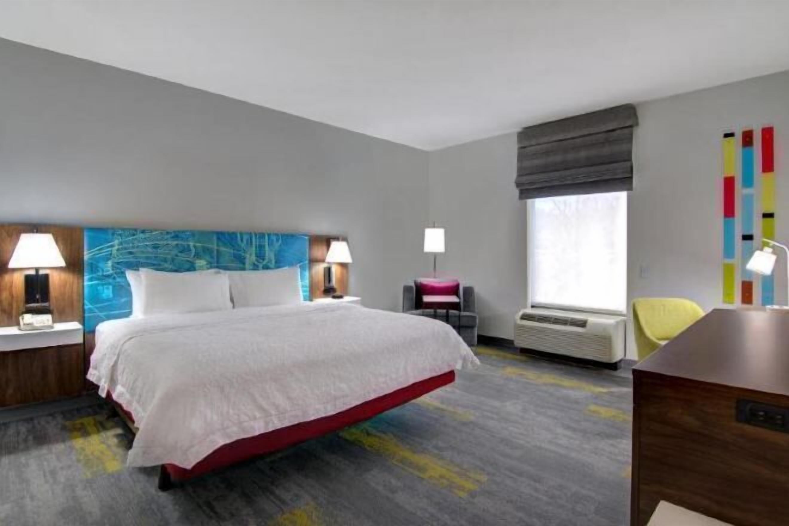 Escritorio, tabla de planchar con plancha, wifi gratis y ropa de cama