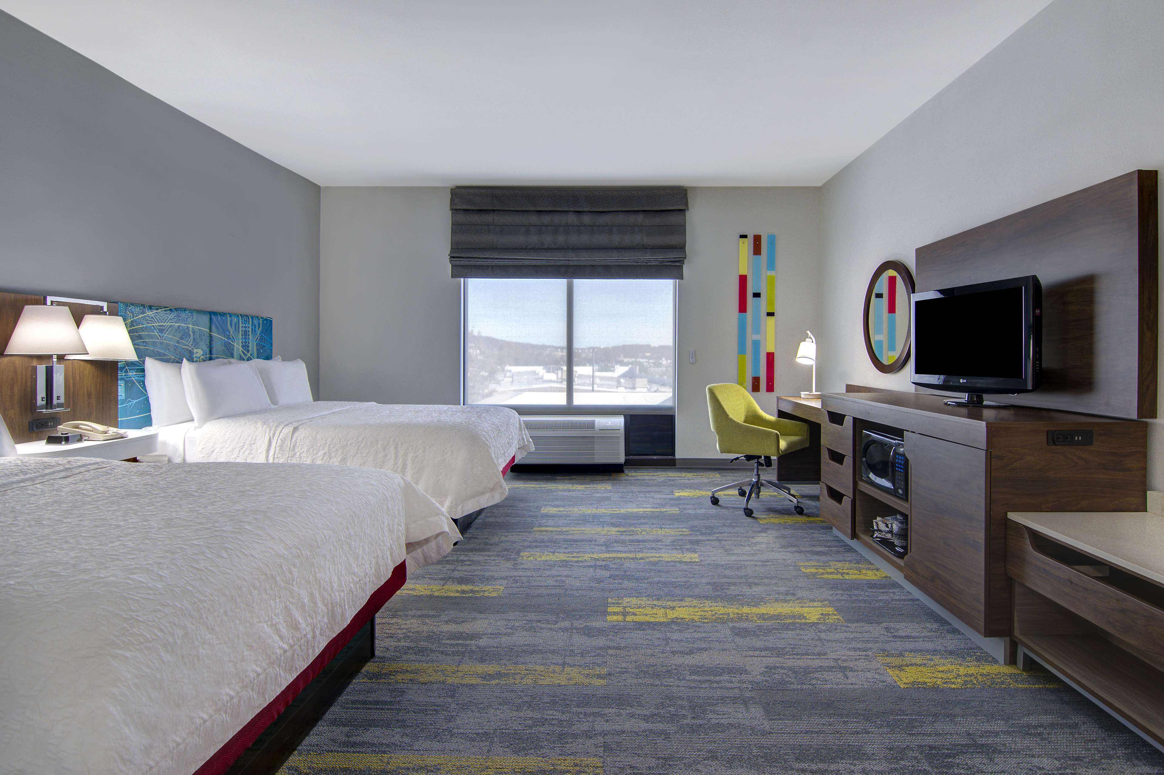 客房, 2 張加大雙人床 | 書桌、熨斗/熨衫板、免費 Wi-Fi、床單