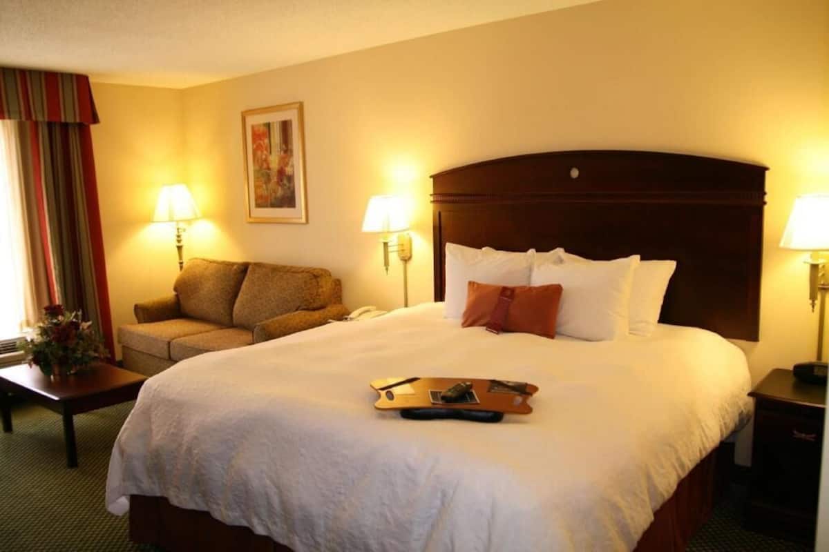 Premium bedding, in-room safe, iron/ironing board, free WiFi