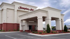 Hampton Inn -hotelli, jossa on katettu sisäänkäynti ja pysäköintialue.
