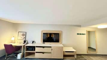 Premium bedding, in-room safe, iron/ironing board, free WiFi