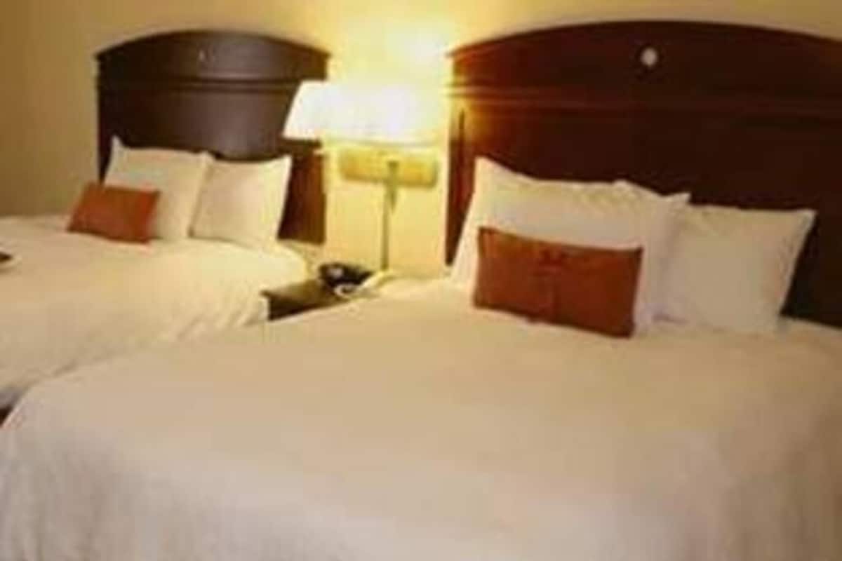Premium bedding, in-room safe, iron/ironing board, free WiFi