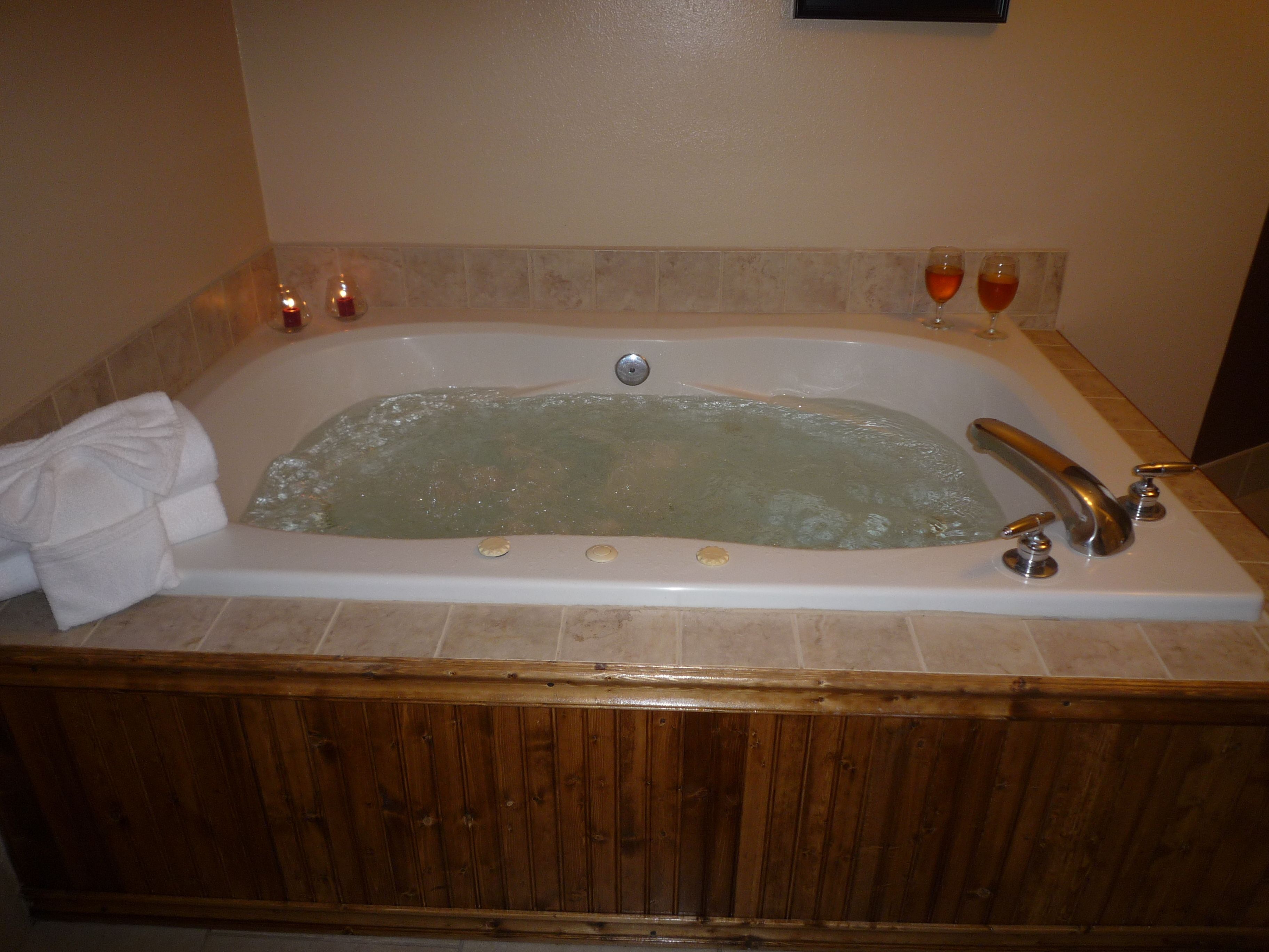 king suite, non smoking, not pet friendly | jetted bathtub