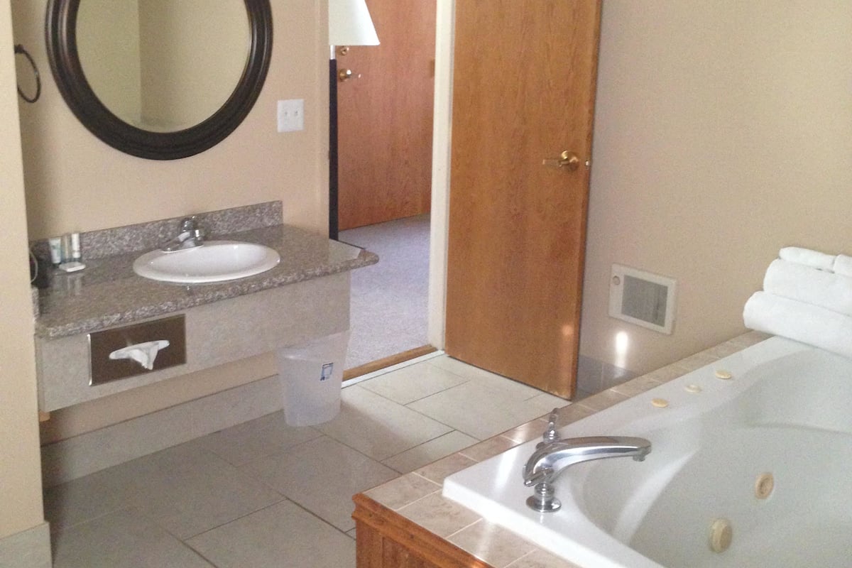 King Suite, Non Smoking, Not Pet Friendly | Jetted tub