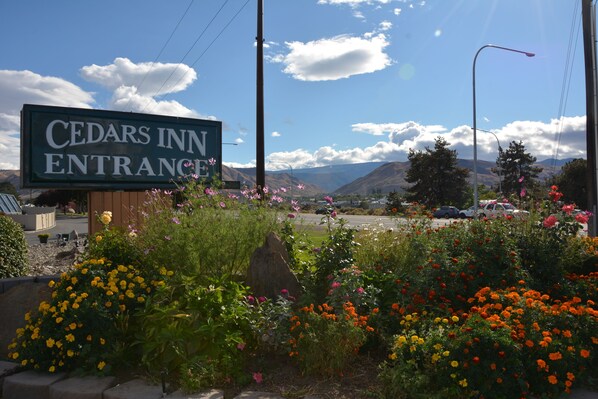 Exterior - Cedars Inn (East Wenatchee)