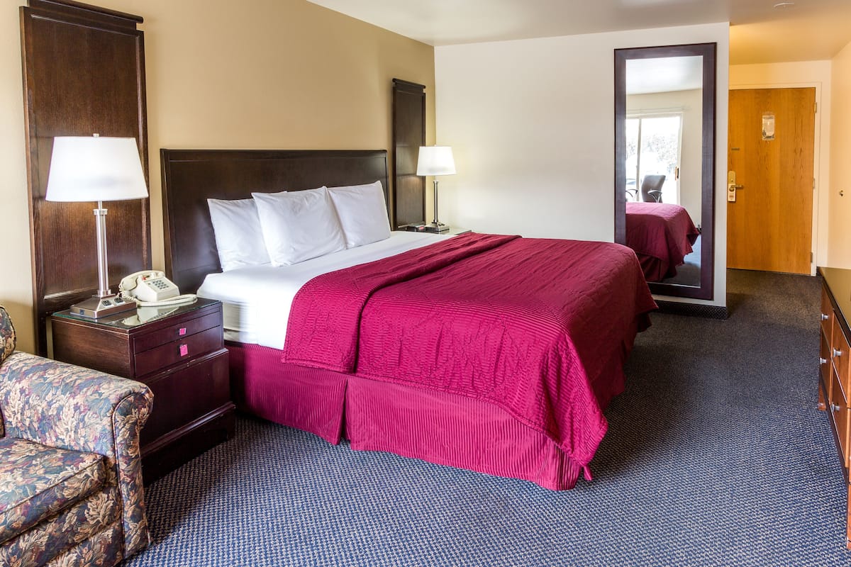 Signature Room, 1 King Bed with Sofa bed, Balcony, Mountain View ( Not Pet Friendly) | Desk, blackout drapes, free WiFi, bed sheets