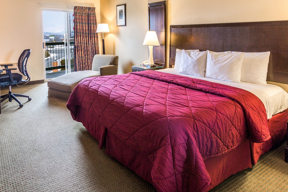 signature room, 1 king bed, balcony, mountain view ( not pet friendly) | balcony