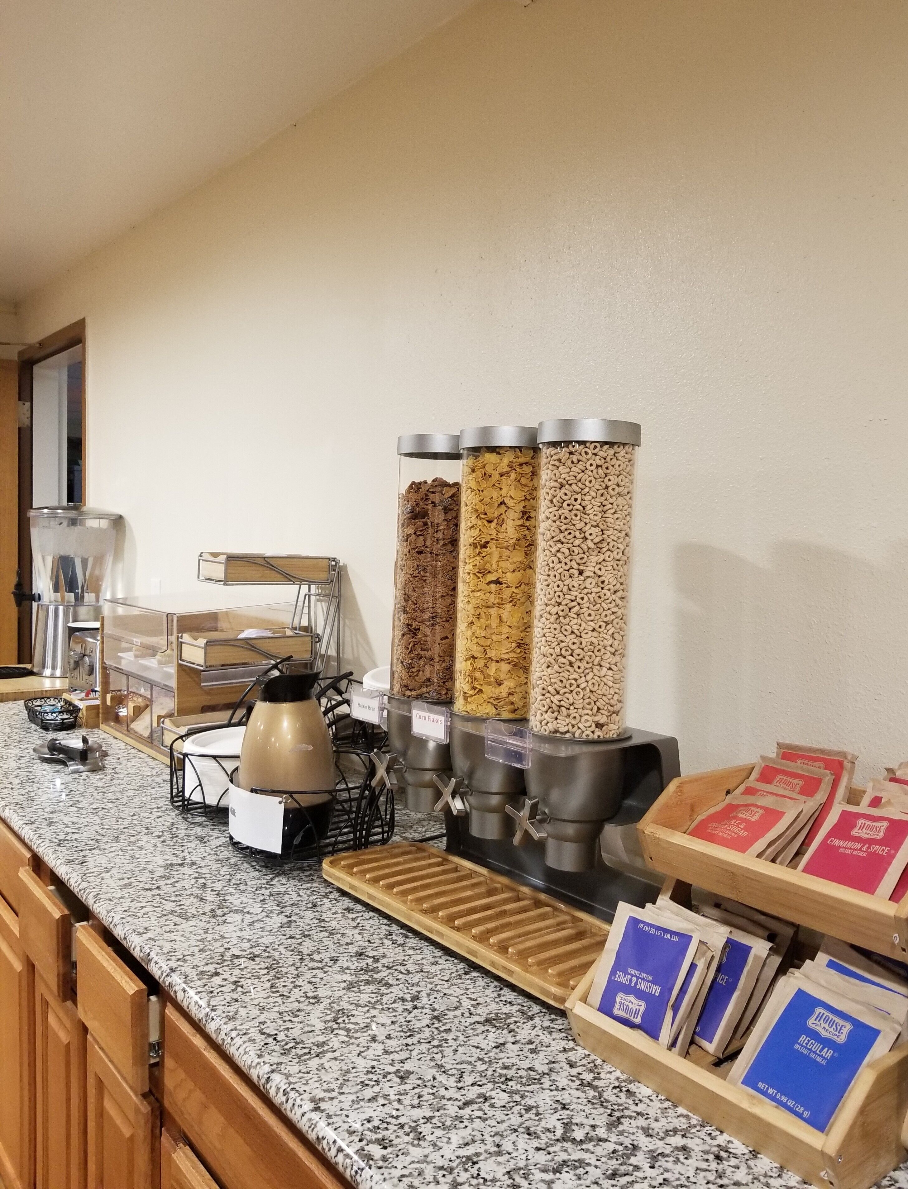 Café da manhã com buffet grátis todos os dias