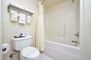 Kostenlose Toilettenartikel, Haartrockner, Handtücher