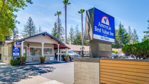 The exterior of the Best Value Inn at Sky Ranch, featuring a prominent signage, a parking area, and a building with a covered entrance. - Americas Best Value Inn Sky Ranch Palo Alto (Palo Alto)