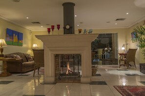 Lobby sitting area - Hotel Villa Morra Suites (Asunción)