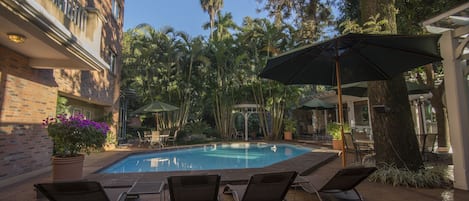 Piscine extérieure, parasols de plage