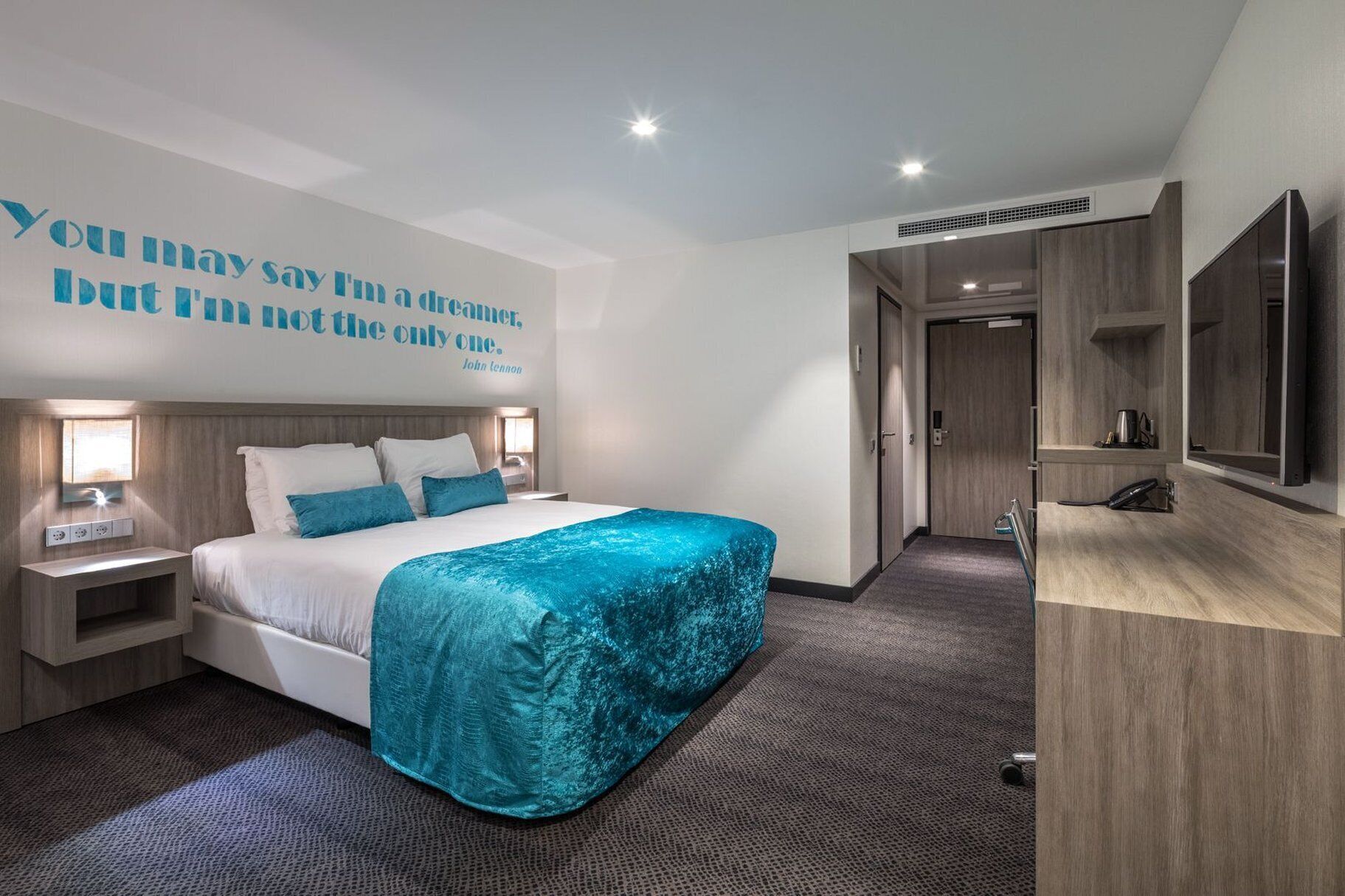 Rom – comfort | Safe på rommet, skrivebord, lydisolert og strykejern/-brett