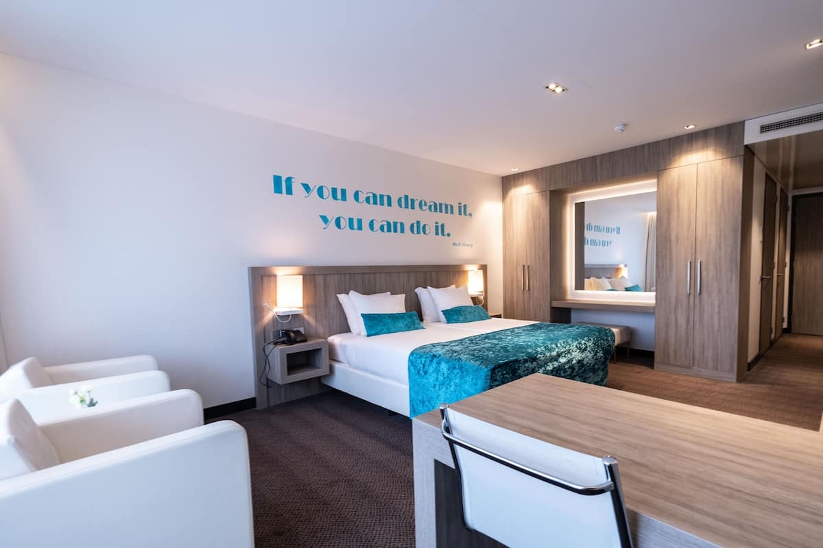 Kamar Double Deluks, balkon | Brankas, meja kerja, kedap suara, dan setrika/meja setrika