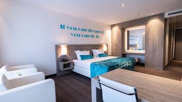 خزنة داخل الغرفة ومكتب وتجهيزات عازلة للصوت ومكواة/لوح كي