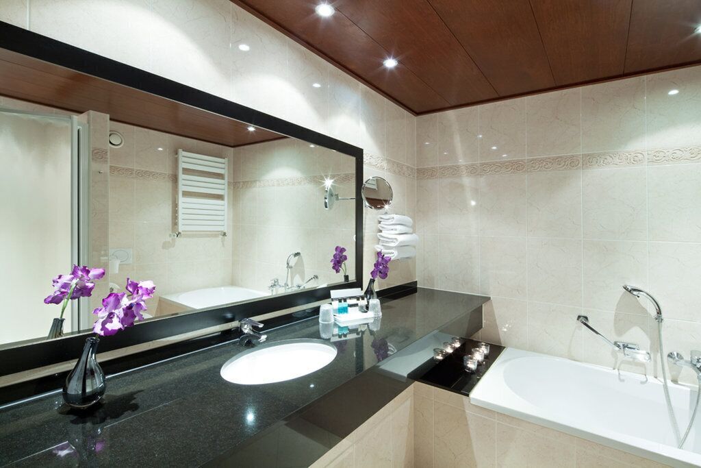 standard double room | bathroom | free toiletries, hair dryer, towels