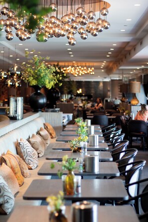 2 restaurants; breakfast, lunch, dinner, and brunch served