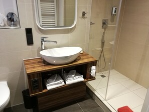 Deluxe-dobbeltværelse | Badeværelse | Designertoiletartikler, hårtørrer, håndklæder