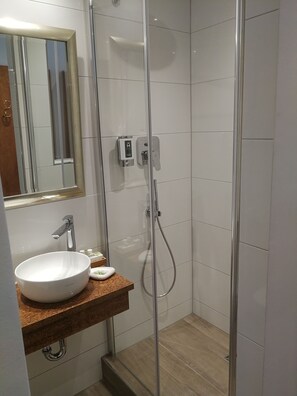 Single Room, 1 Twin Bed | Bathroom | Designer toiletries, hair dryer, towels
