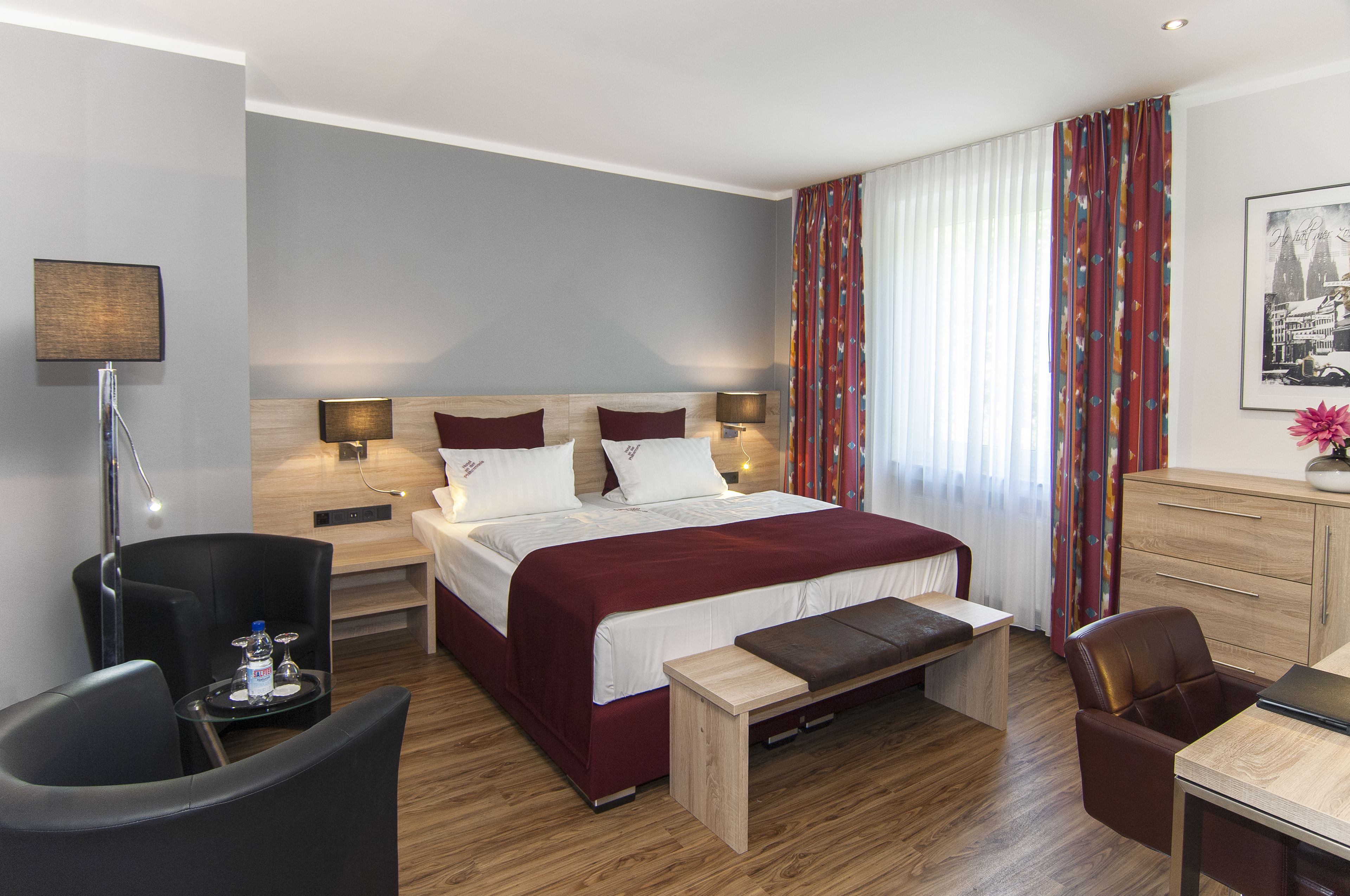 고급 침구, 오리/거위털 이불, 필로우탑 침대, 객실 내 금고