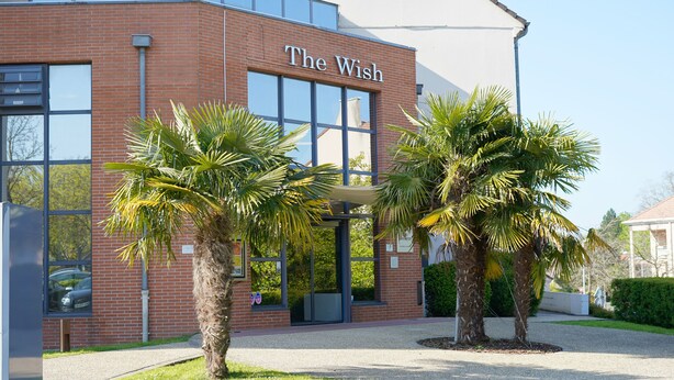 Un edificio con un letrero que dice "The Wish".