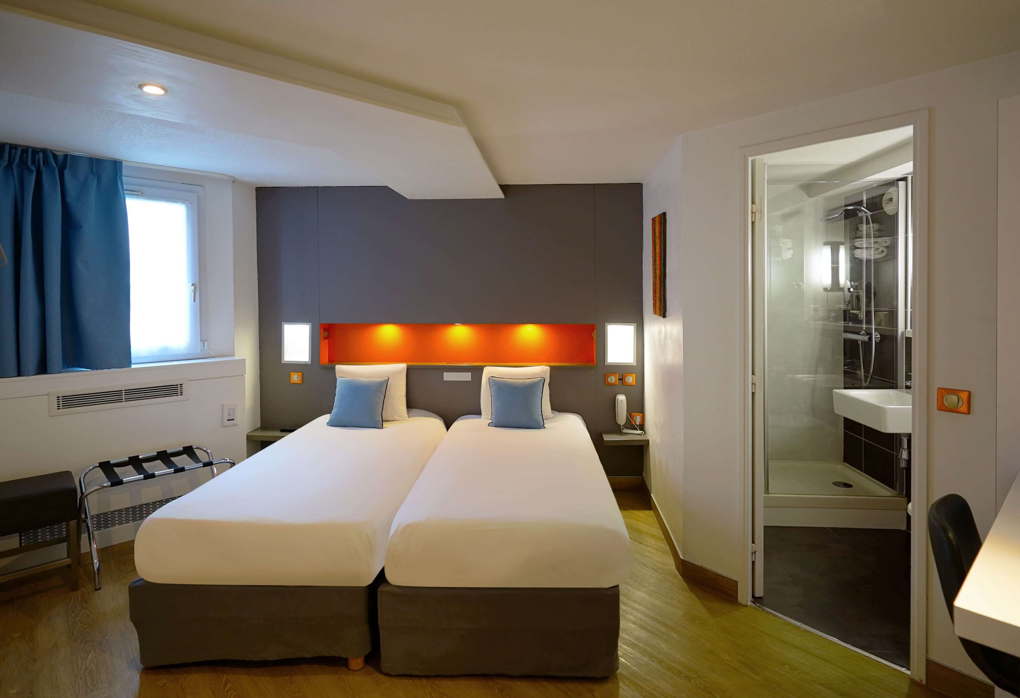 خزنة داخل الغرفة ومكتب وستائر تعتيم وتجهيزات عازلة للصوت