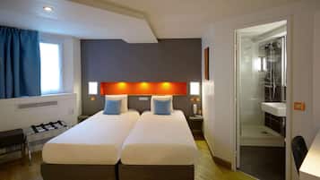 Habitación Premium, varias camas, para no fumadores | Caja de seguridad en la habitación, escritorio y cortinas blackout