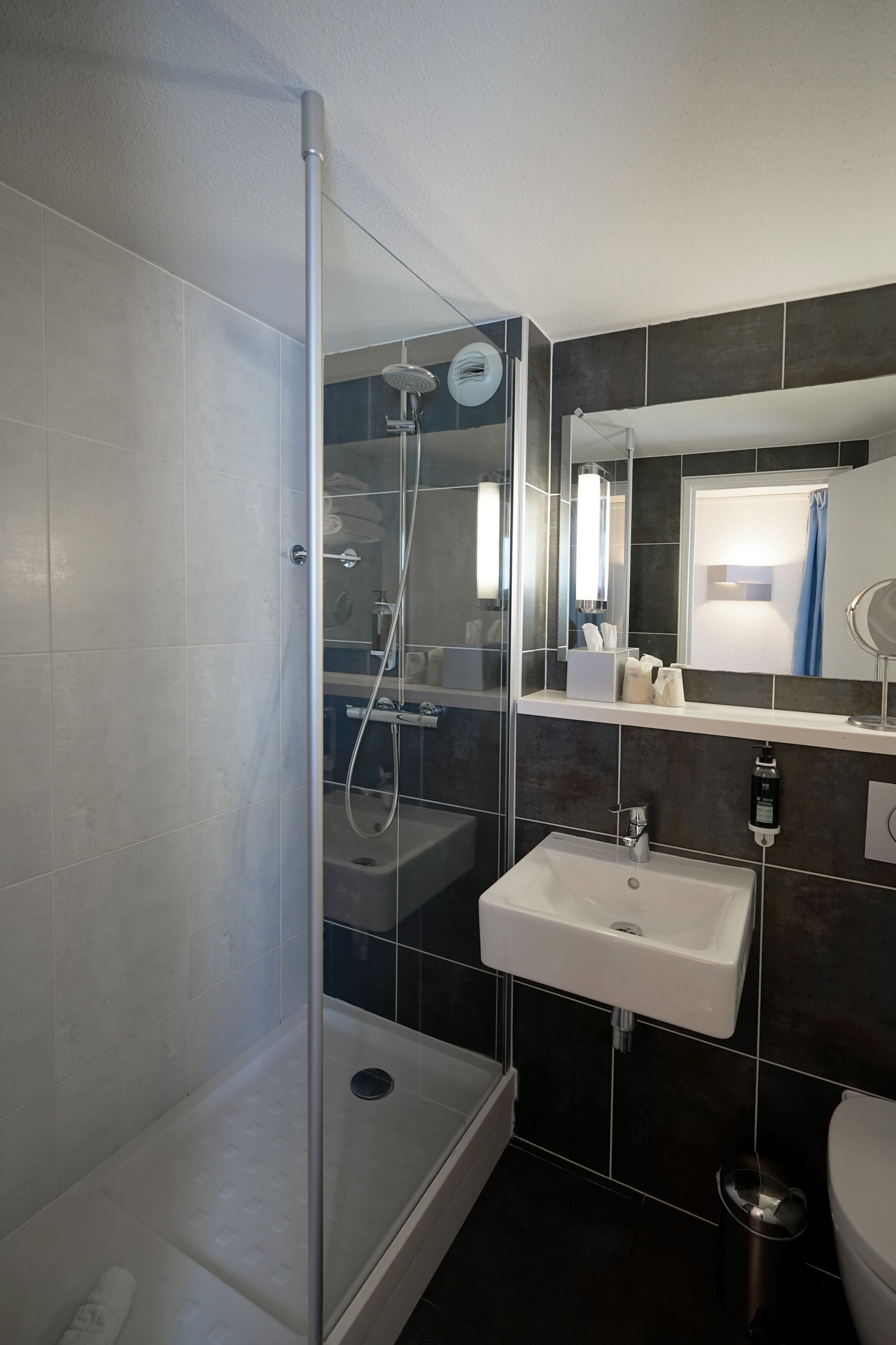 shower, rainfall showerhead, free toiletries, hair dryer