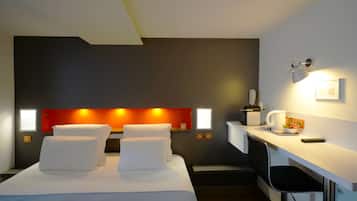 Chambre Premium, 1 grand lit, non-fumeurs | Coffres-forts dans les chambres, bureau, rideaux occultants