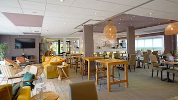 Se sirven comidas, cenas y cocina regional