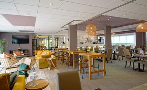 供应午餐和晚餐，地区菜