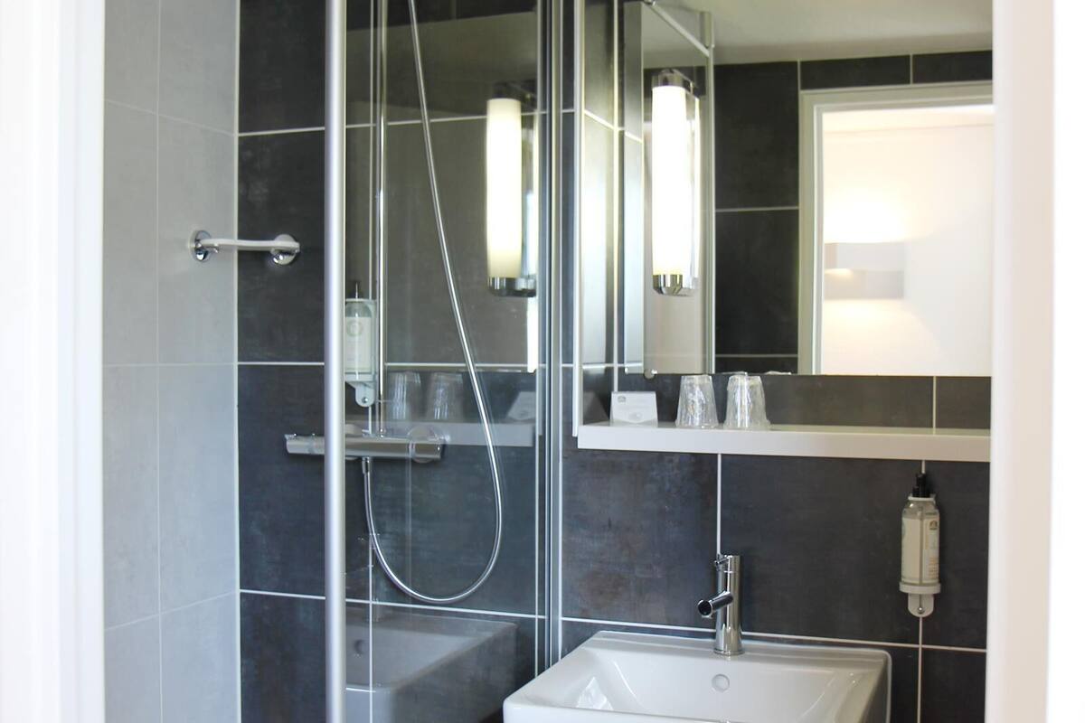 shower, rainfall showerhead, free toiletries, hair dryer